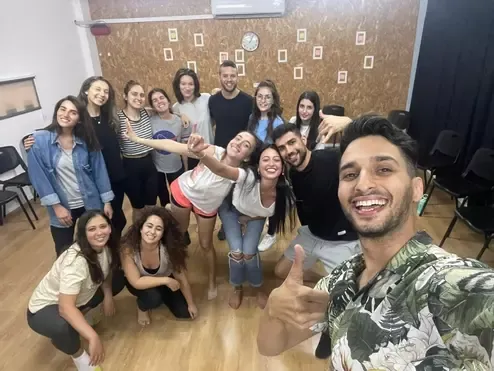 קבוצה בסטודיו עם יוסף אלון