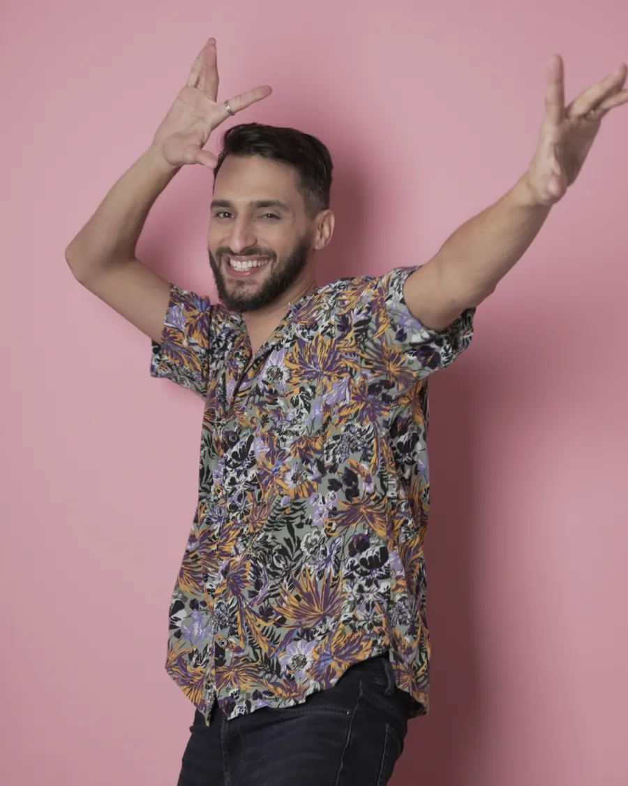 יוסף אלון רוקד ומחייך