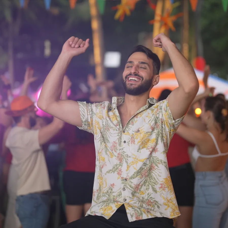 יוסף אלון רוקד בשמחה במסיבה